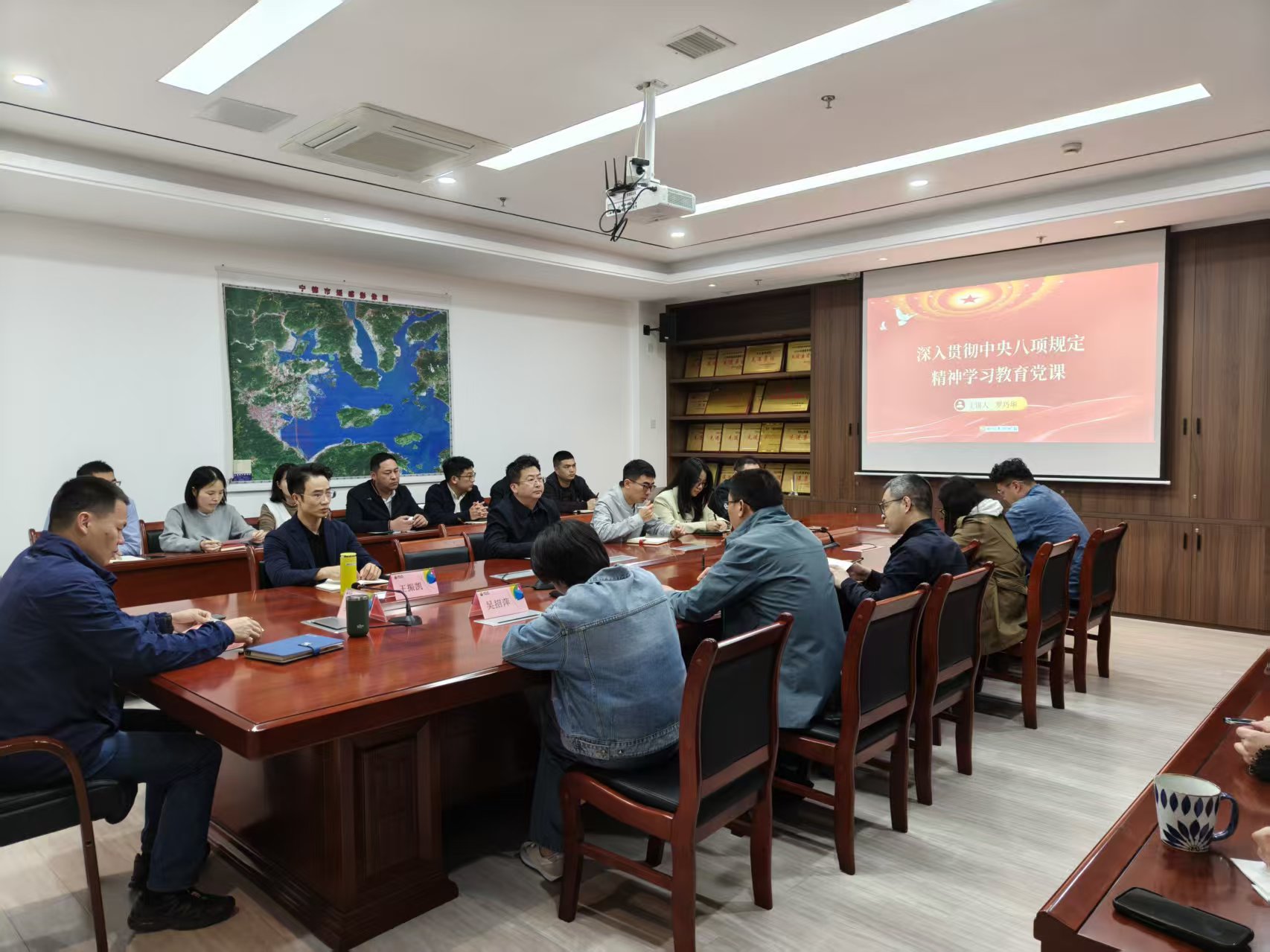 市永利集团物流集团党支部开展“深入贯彻中央八项规定精神学习教育”专题党课学习.jpg